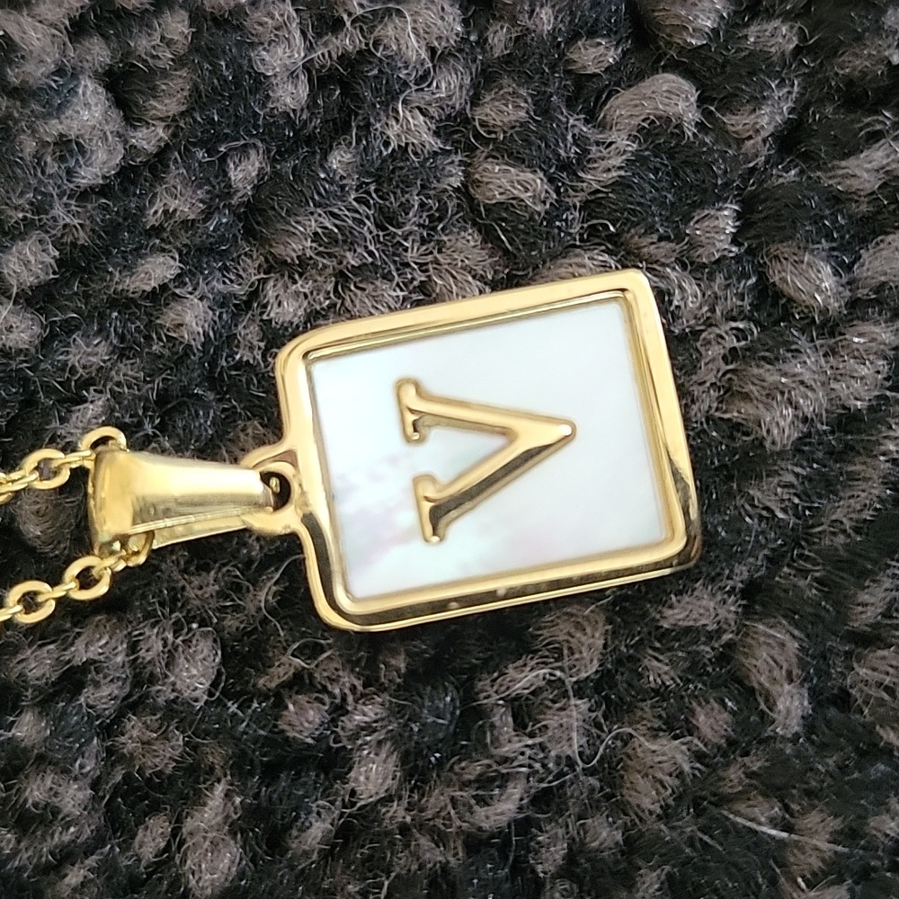 NWOT Bubs & Sass Waterproof Shell Initial Necklace - Picture 2 of 3
